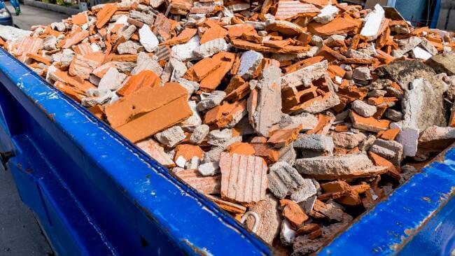 Építési-bontási törmelék: beton-, tégla- és cserépdarabok konténerben